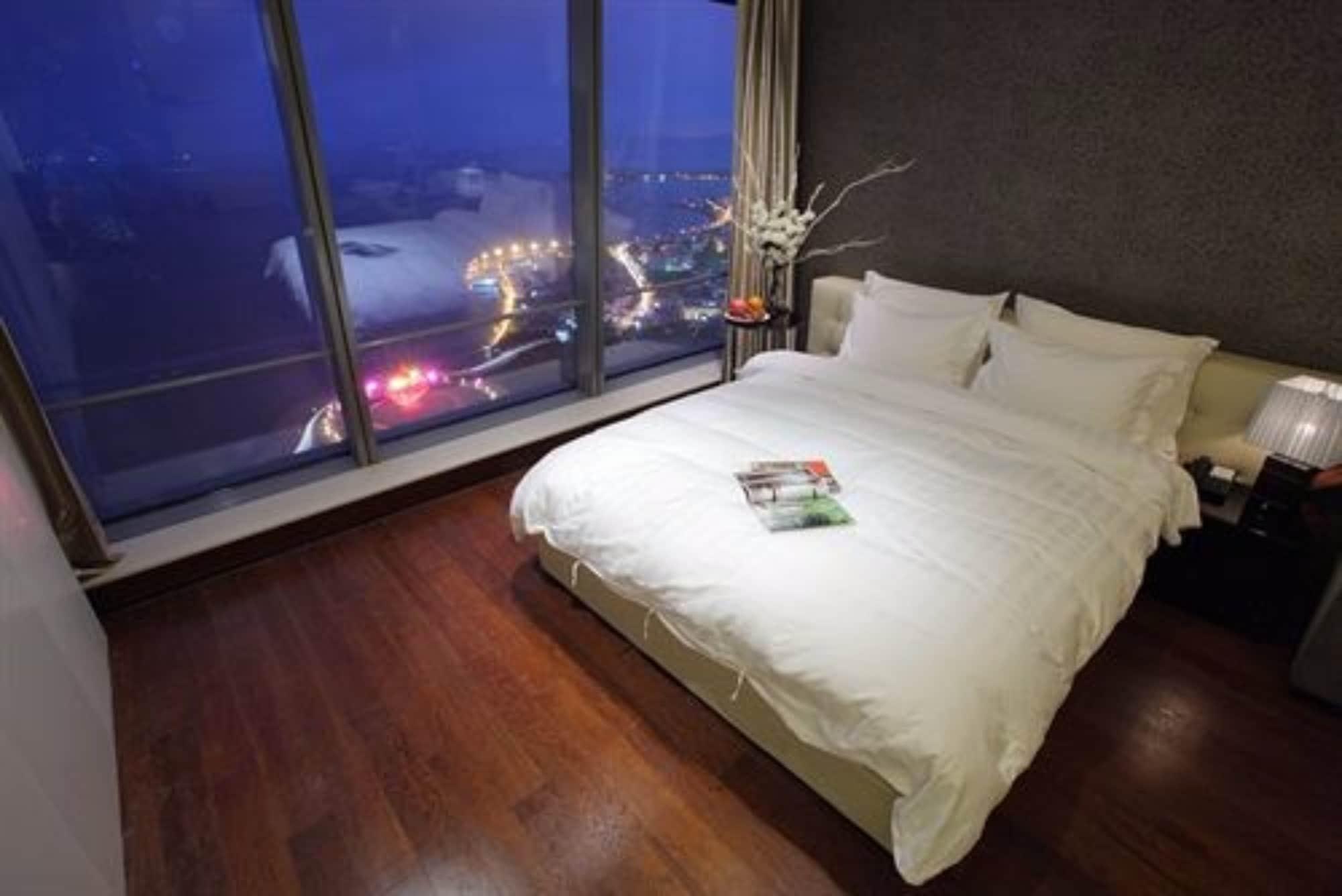 Grand Madison Qingdao Harbour-View Central（Former Qingdao Farglory Hotel） Экстерьер фото