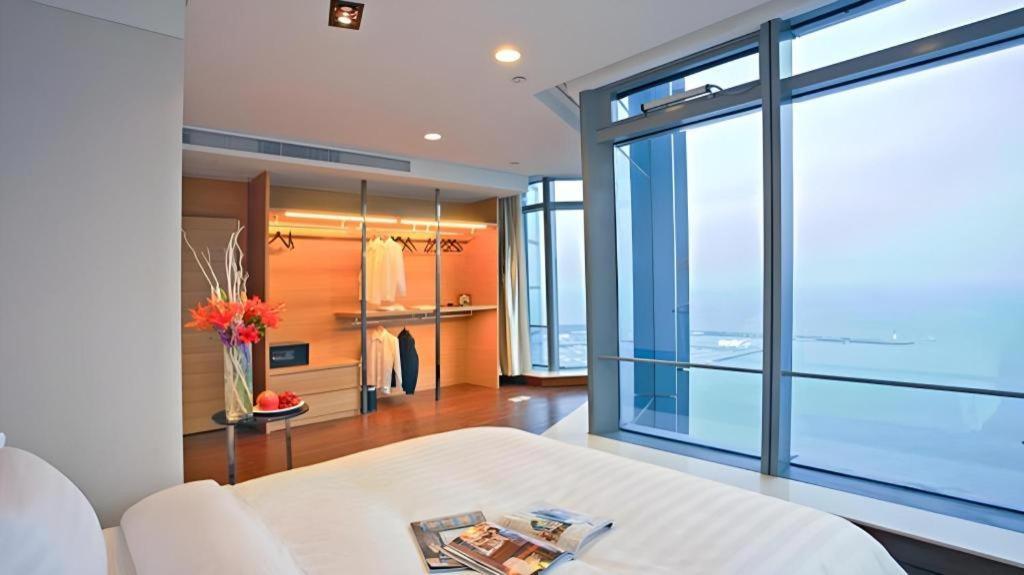 Grand Madison Qingdao Harbour-View Central（Former Qingdao Farglory Hotel） Экстерьер фото
